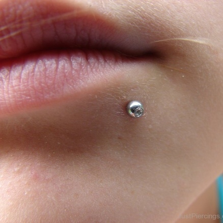 Lower-Lip-Piercing-With-Steel-Stud.jpg